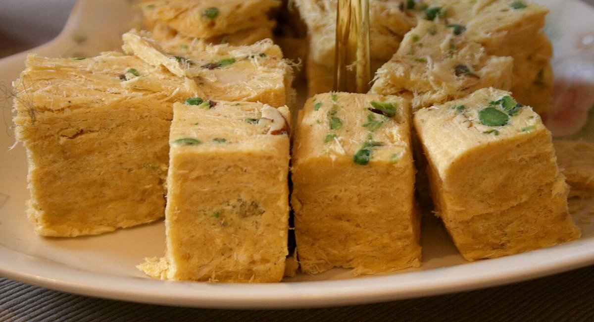 Employees Protest Lack of Diwali Bonus by Throwing Soan Papdi; Internet Reacts