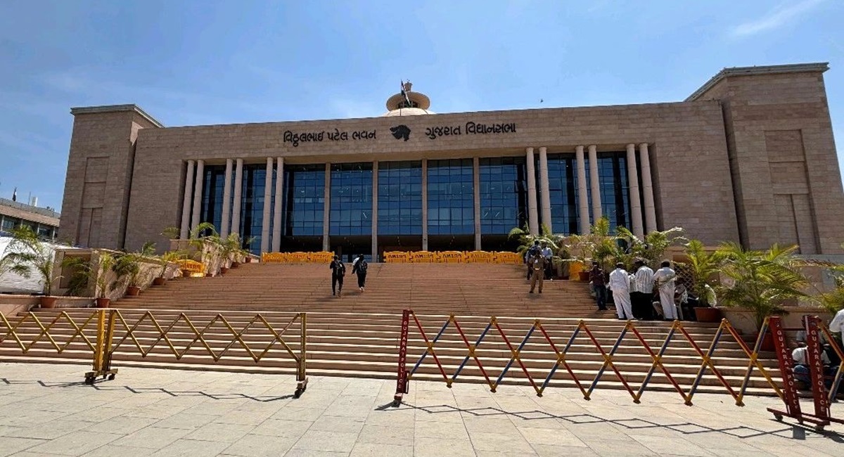 Gujarat Passes New Bill: Extends Workday to 10 Hours; Permits Women Night Shifts in Shops